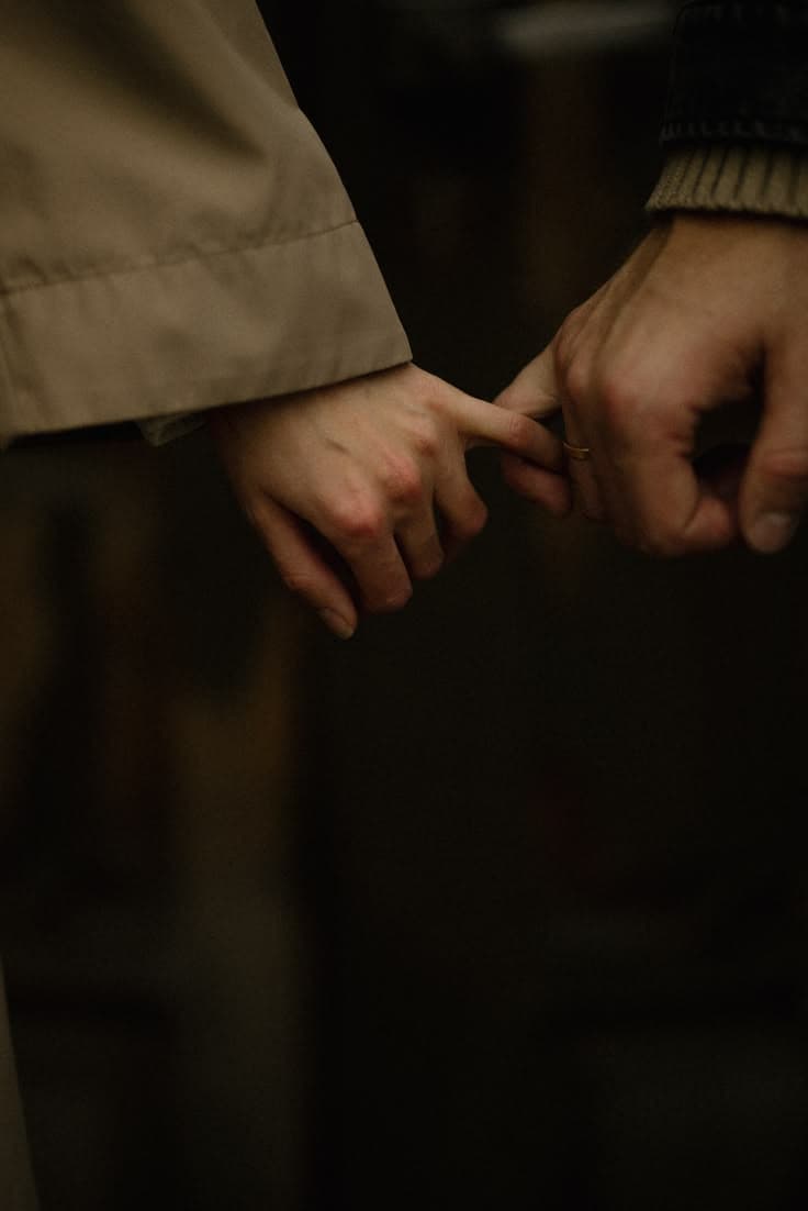 Two hands linked by the little fingers